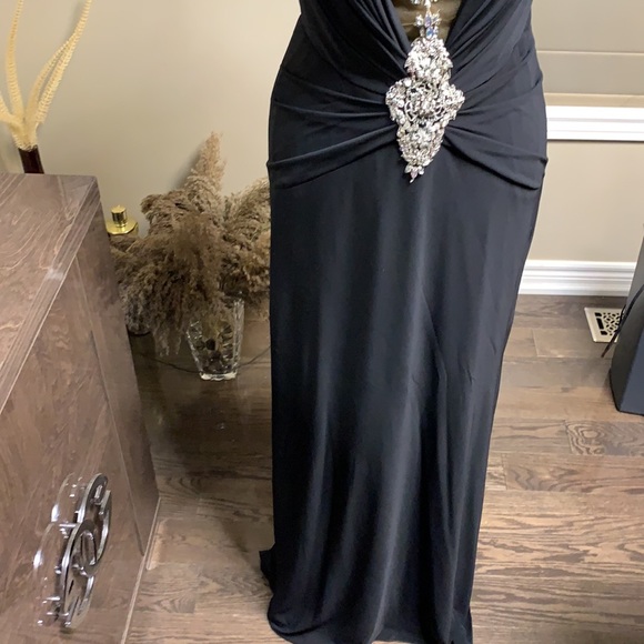 Terani Couture Chic Bead Embellished V-Neck-Black - Picture 13 of 17